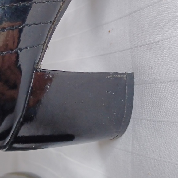 Aquatherm by Santana "Suzanne" Patent Bootie- Sz. 7.5 - Picture 8 of 12